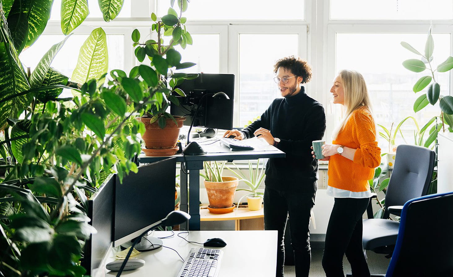 MPG-PPT-Cover-Symbol-16x9-man-woman-standing-work-station-green-plants